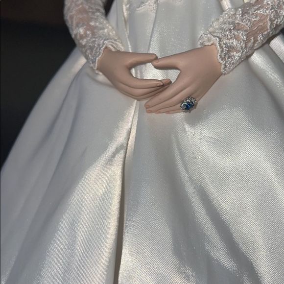 Danbury Mint Kate Middleton Porcelain Royal Bride Doll Commemorative Edition - Picture 14 of 16